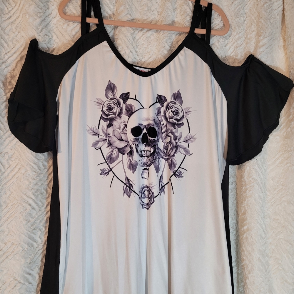 Black and White Skull Graphic Women's Top